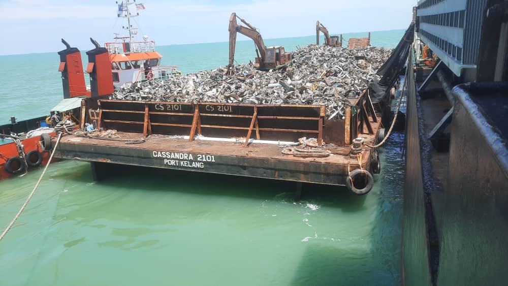 Deep sea cargo vessel loading